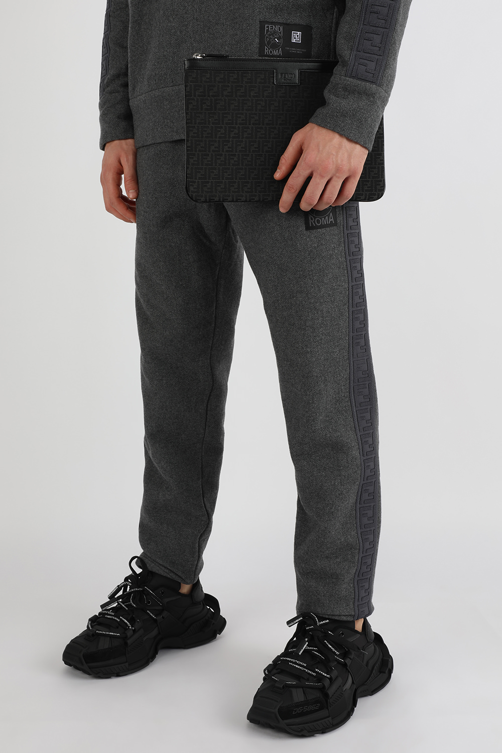 תמונת כל הלוק של נרתיק מעור עם הדפס מונוגרמי בגוון שחור